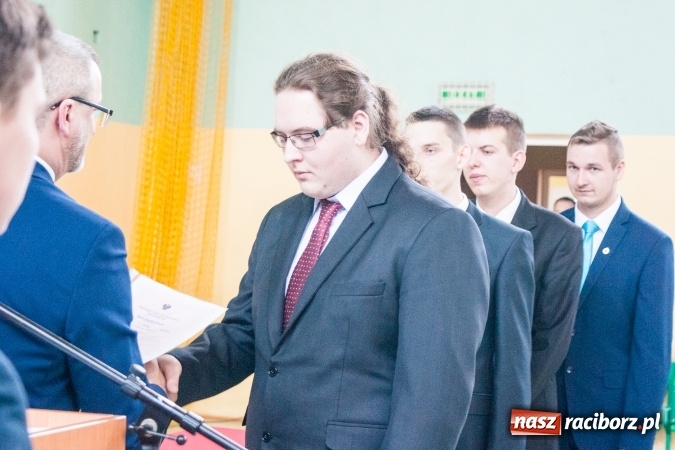 Zdjęcie w galerii na portalu naszraciborz.pl: Uroczystość wręczenia świadectw klasom maturalnym w CKZiU nr 2 wiadomości z regionu