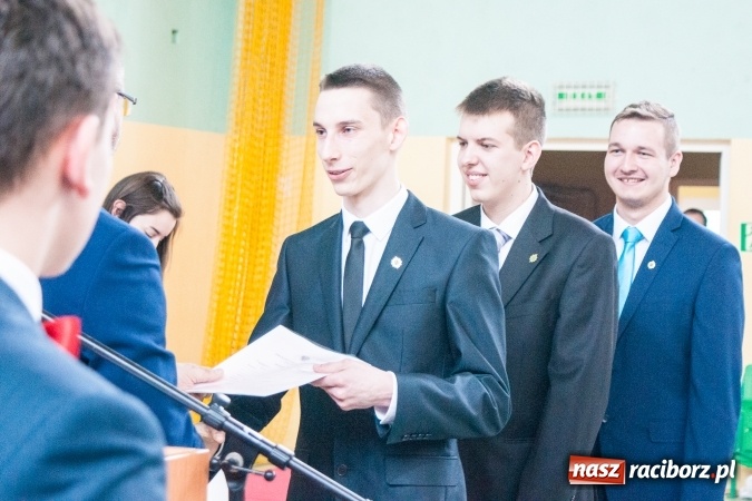 Zdjęcie w galerii na portalu naszraciborz.pl: Uroczystość wręczenia świadectw klasom maturalnym w CKZiU nr 2 wiadomości z regionu