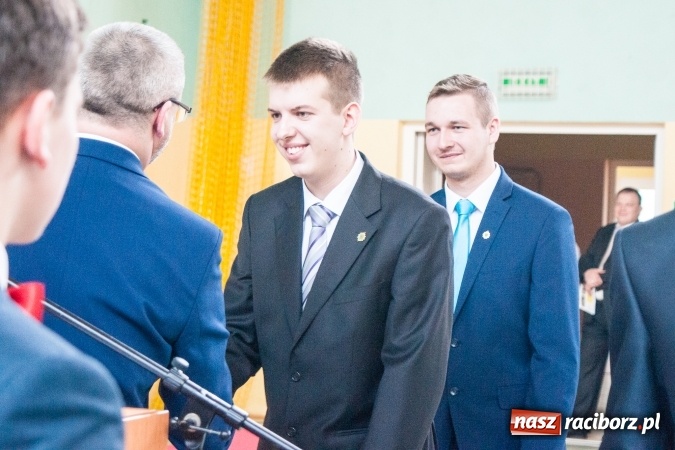 Zdjęcie w galerii na portalu naszraciborz.pl: Uroczystość wręczenia świadectw klasom maturalnym w CKZiU nr 2 wiadomości z regionu