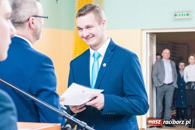 Zdjęcie w galerii na portalu naszraciborz.pl: Uroczystość wręczenia świadectw klasom maturalnym w CKZiU nr 2 wiadomości z regionu