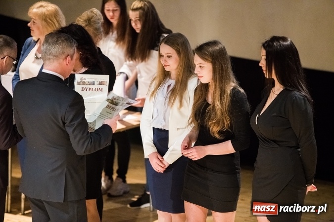 Zdjęcie w galerii na portalu naszraciborz.pl: CKZiU nr 1 pożegnało dziś swoich absolwentów wiadomości z regionu