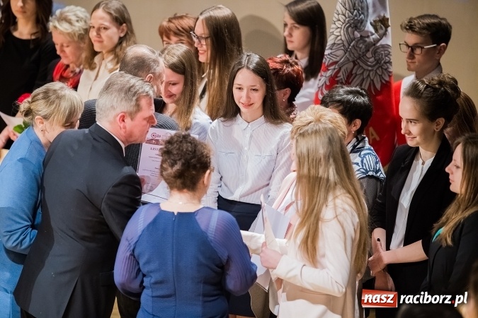 Zdjęcie w galerii na portalu naszraciborz.pl: CKZiU nr 1 pożegnało dziś swoich absolwentów wiadomości z regionu