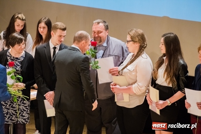 Zdjęcie w galerii na portalu naszraciborz.pl: CKZiU nr 1 pożegnało dziś swoich absolwentów wiadomości z regionu