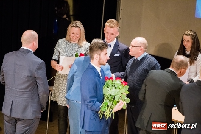 Zdjęcie w galerii na portalu naszraciborz.pl: CKZiU nr 1 pożegnało dziś swoich absolwentów wiadomości z regionu