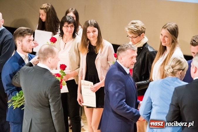 Zdjęcie w galerii na portalu naszraciborz.pl: CKZiU nr 1 pożegnało dziś swoich absolwentów wiadomości z regionu