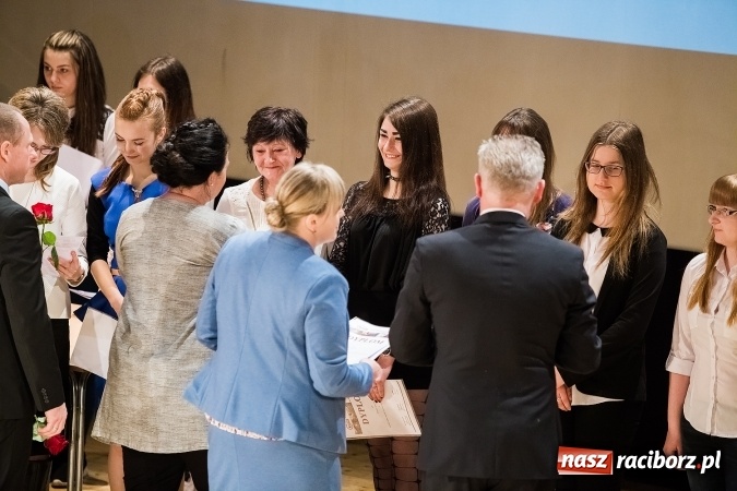 Zdjęcie w galerii na portalu naszraciborz.pl: CKZiU nr 1 pożegnało dziś swoich absolwentów wiadomości z regionu
