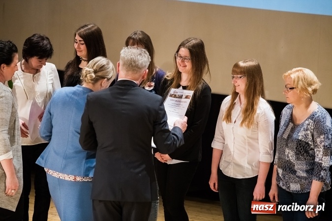 Zdjęcie w galerii na portalu naszraciborz.pl: CKZiU nr 1 pożegnało dziś swoich absolwentów wiadomości z regionu