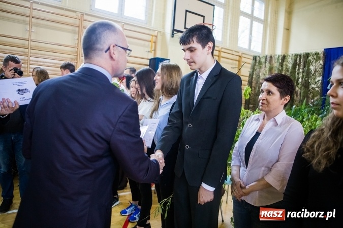 Zdjęcie w galerii na portalu naszraciborz.pl: II LO pożegnało maturzystów. Teraz już tylko egzamin dojrzałości wiadomości z regionu