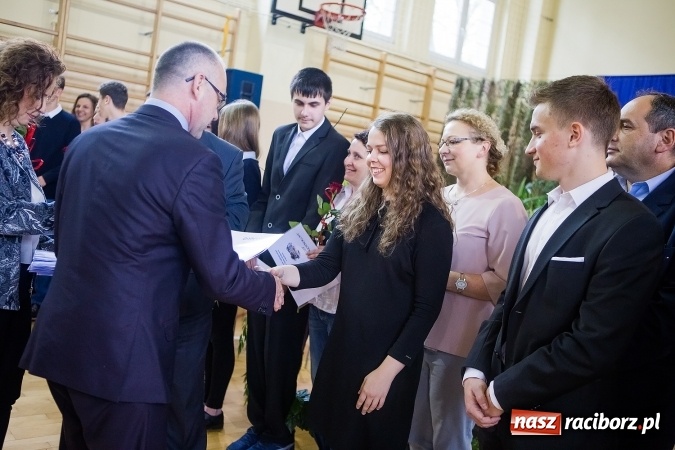 Zdjęcie w galerii na portalu naszraciborz.pl: II LO pożegnało maturzystów. Teraz już tylko egzamin dojrzałości wiadomości z regionu