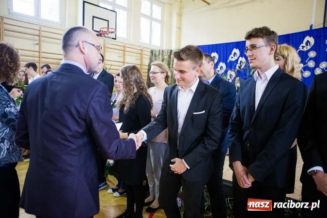Zdjęcie w galerii na portalu naszraciborz.pl: II LO pożegnało maturzystów. Teraz już tylko egzamin dojrzałości wiadomości z regionu