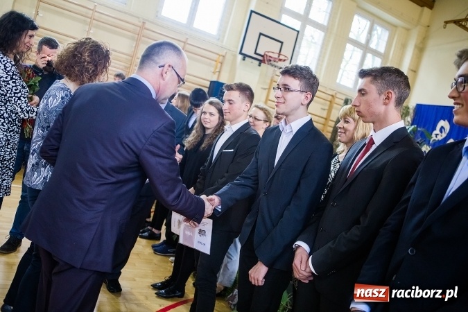 Zdjęcie w galerii na portalu naszraciborz.pl: II LO pożegnało maturzystów. Teraz już tylko egzamin dojrzałości wiadomości z regionu