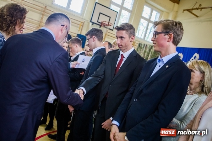 Zdjęcie w galerii na portalu naszraciborz.pl: II LO pożegnało maturzystów. Teraz już tylko egzamin dojrzałości wiadomości z regionu