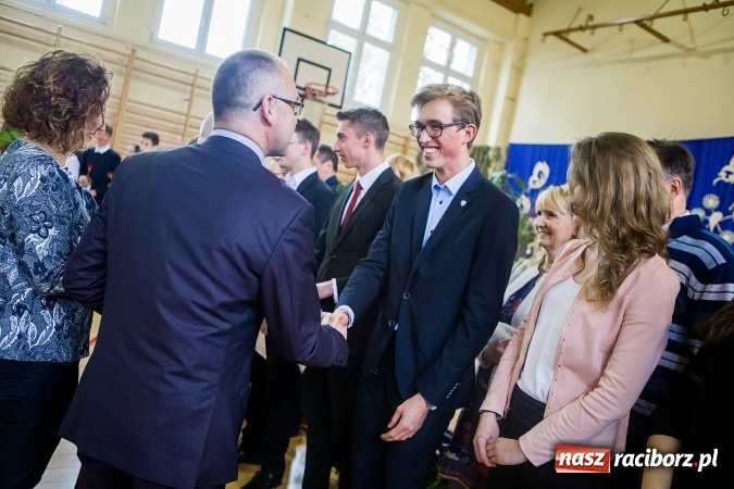 Zdjęcie w galerii na portalu naszraciborz.pl: II LO pożegnało maturzystów. Teraz już tylko egzamin dojrzałości wiadomości z regionu