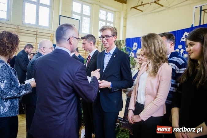 Zdjęcie w galerii na portalu naszraciborz.pl: II LO pożegnało maturzystów. Teraz już tylko egzamin dojrzałości wiadomości z regionu