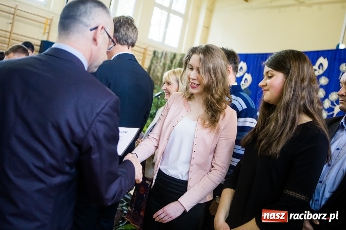 Zdjęcie w galerii na portalu naszraciborz.pl: II LO pożegnało maturzystów. Teraz już tylko egzamin dojrzałości wiadomości z regionu