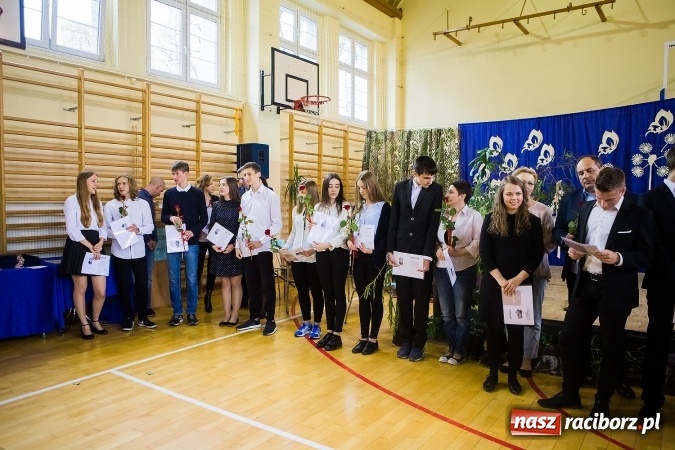 Zdjęcie w galerii na portalu naszraciborz.pl: II LO pożegnało maturzystów. Teraz już tylko egzamin dojrzałości wiadomości z regionu