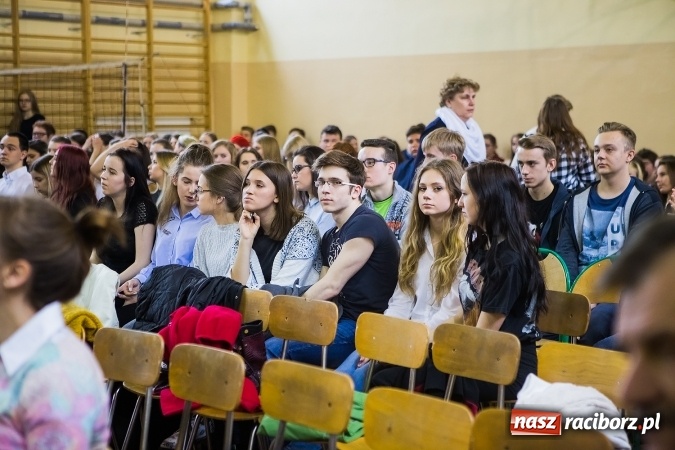 Zdjęcie w galerii na portalu naszraciborz.pl: II LO pożegnało maturzystów. Teraz już tylko egzamin dojrzałości wiadomości z regionu