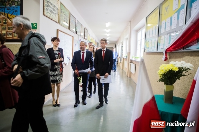 Zdjęcie w galerii na portalu naszraciborz.pl: II LO pożegnało maturzystów. Teraz już tylko egzamin dojrzałości wiadomości z regionu