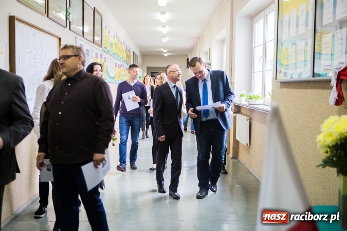 Zdjęcie w galerii na portalu naszraciborz.pl: II LO pożegnało maturzystów. Teraz już tylko egzamin dojrzałości wiadomości z regionu