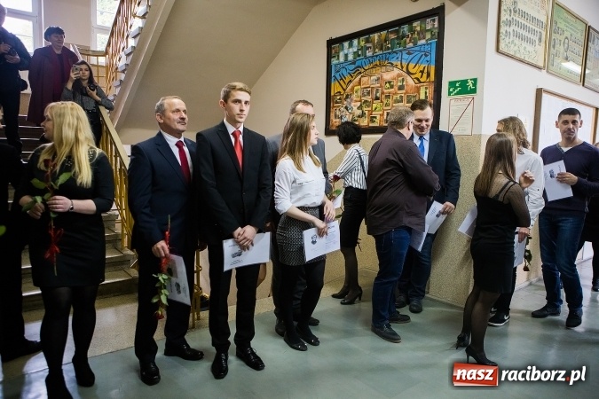 Zdjęcie w galerii na portalu naszraciborz.pl: II LO pożegnało maturzystów. Teraz już tylko egzamin dojrzałości wiadomości z regionu