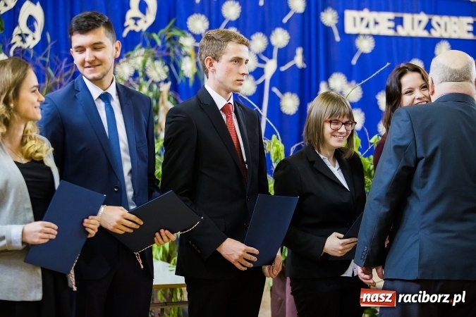 Zdjęcie w galerii na portalu naszraciborz.pl: II LO pożegnało maturzystów. Teraz już tylko egzamin dojrzałości wiadomości z regionu