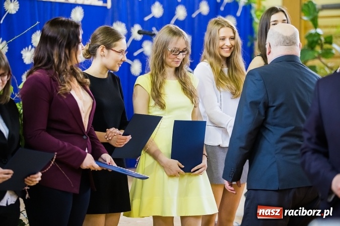 Zdjęcie w galerii na portalu naszraciborz.pl: II LO pożegnało maturzystów. Teraz już tylko egzamin dojrzałości wiadomości z regionu