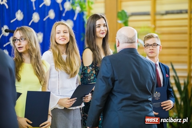 Zdjęcie w galerii na portalu naszraciborz.pl: II LO pożegnało maturzystów. Teraz już tylko egzamin dojrzałości wiadomości z regionu
