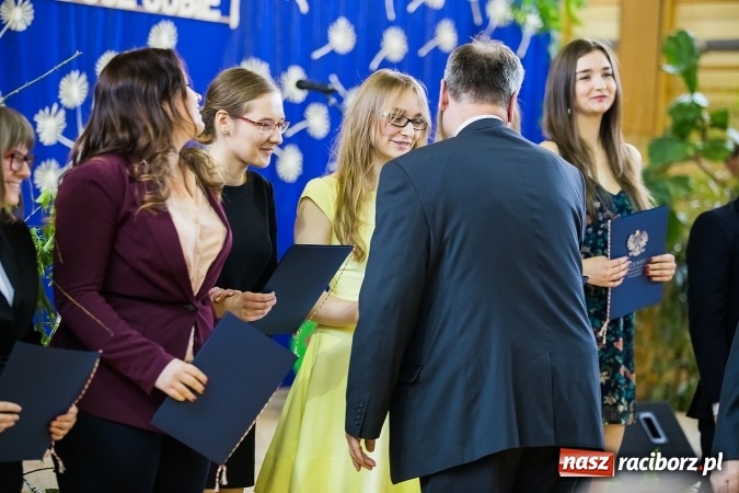 Zdjęcie w galerii na portalu naszraciborz.pl: II LO pożegnało maturzystów. Teraz już tylko egzamin dojrzałości wiadomości z regionu