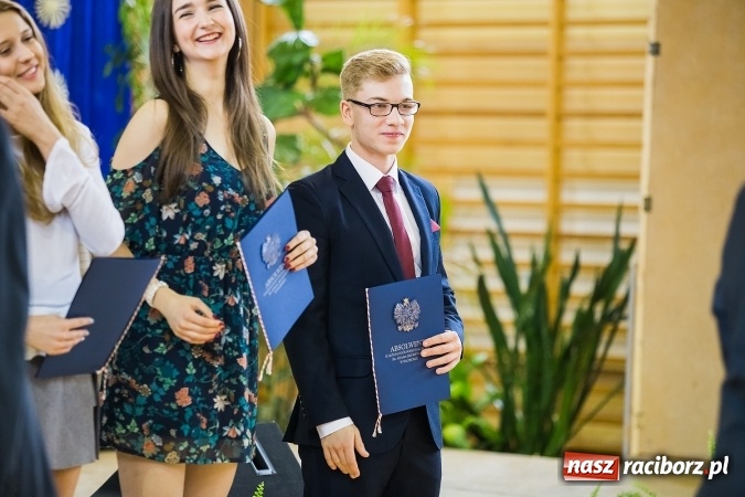 Zdjęcie w galerii na portalu naszraciborz.pl: II LO pożegnało maturzystów. Teraz już tylko egzamin dojrzałości wiadomości z regionu
