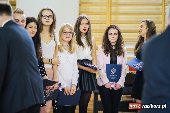 Zdjęcie w galerii na portalu naszraciborz.pl: II LO pożegnało maturzystów. Teraz już tylko egzamin dojrzałości wiadomości z regionu