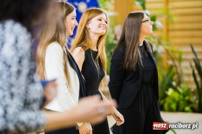 Zdjęcie w galerii na portalu naszraciborz.pl: II LO pożegnało maturzystów. Teraz już tylko egzamin dojrzałości wiadomości z regionu