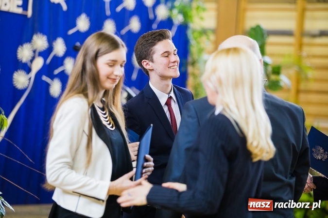 Zdjęcie w galerii na portalu naszraciborz.pl: II LO pożegnało maturzystów. Teraz już tylko egzamin dojrzałości wiadomości z regionu