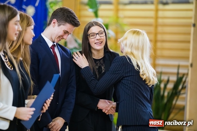 Zdjęcie w galerii na portalu naszraciborz.pl: II LO pożegnało maturzystów. Teraz już tylko egzamin dojrzałości wiadomości z regionu