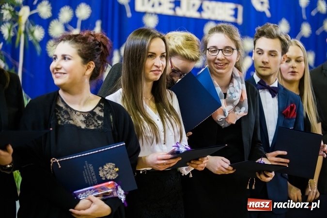Zdjęcie w galerii na portalu naszraciborz.pl: II LO pożegnało maturzystów. Teraz już tylko egzamin dojrzałości wiadomości z regionu