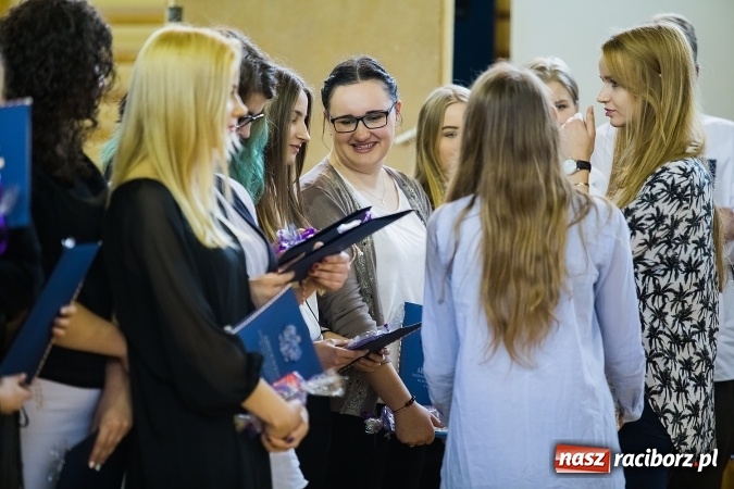 Zdjęcie w galerii na portalu naszraciborz.pl: II LO pożegnało maturzystów. Teraz już tylko egzamin dojrzałości wiadomości z regionu