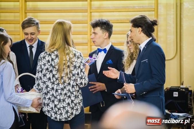Zdjęcie w galerii na portalu naszraciborz.pl: II LO pożegnało maturzystów. Teraz już tylko egzamin dojrzałości wiadomości z regionu