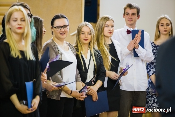 Zdjęcie w galerii na portalu naszraciborz.pl: II LO pożegnało maturzystów. Teraz już tylko egzamin dojrzałości wiadomości z regionu