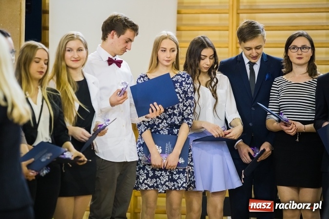Zdjęcie w galerii na portalu naszraciborz.pl: II LO pożegnało maturzystów. Teraz już tylko egzamin dojrzałości wiadomości z regionu
