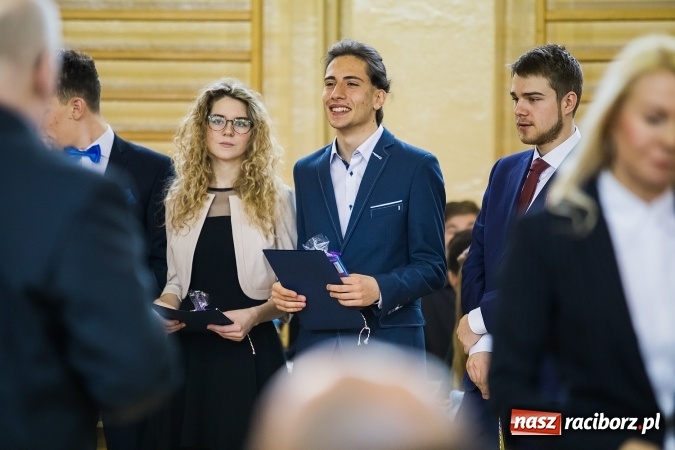 Zdjęcie w galerii na portalu naszraciborz.pl: II LO pożegnało maturzystów. Teraz już tylko egzamin dojrzałości wiadomości z regionu