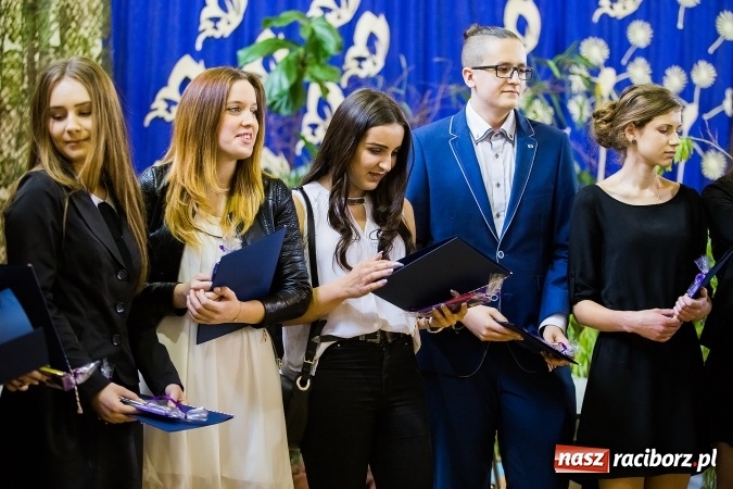Zdjęcie w galerii na portalu naszraciborz.pl: II LO pożegnało maturzystów. Teraz już tylko egzamin dojrzałości wiadomości z regionu