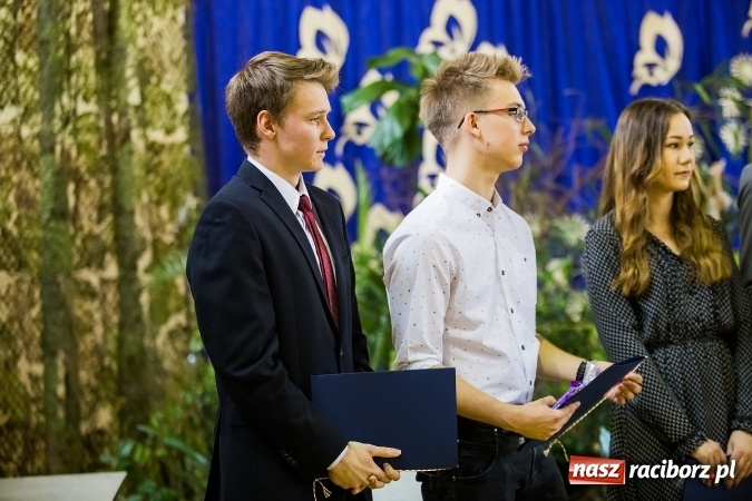 Zdjęcie w galerii na portalu naszraciborz.pl: II LO pożegnało maturzystów. Teraz już tylko egzamin dojrzałości wiadomości z regionu