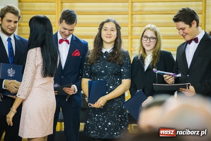 Zdjęcie w galerii na portalu naszraciborz.pl: II LO pożegnało maturzystów. Teraz już tylko egzamin dojrzałości wiadomości z regionu