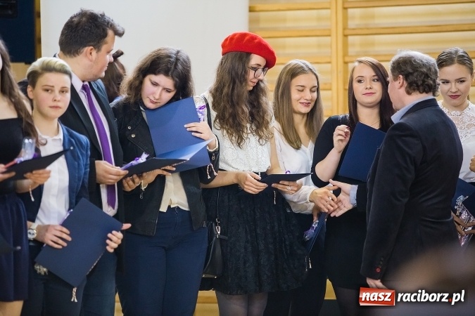 Zdjęcie w galerii na portalu naszraciborz.pl: II LO pożegnało maturzystów. Teraz już tylko egzamin dojrzałości wiadomości z regionu