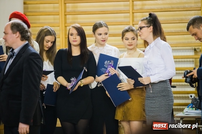 Zdjęcie w galerii na portalu naszraciborz.pl: II LO pożegnało maturzystów. Teraz już tylko egzamin dojrzałości wiadomości z regionu