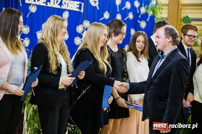 Zdjęcie w galerii na portalu naszraciborz.pl: II LO pożegnało maturzystów. Teraz już tylko egzamin dojrzałości wiadomości z regionu