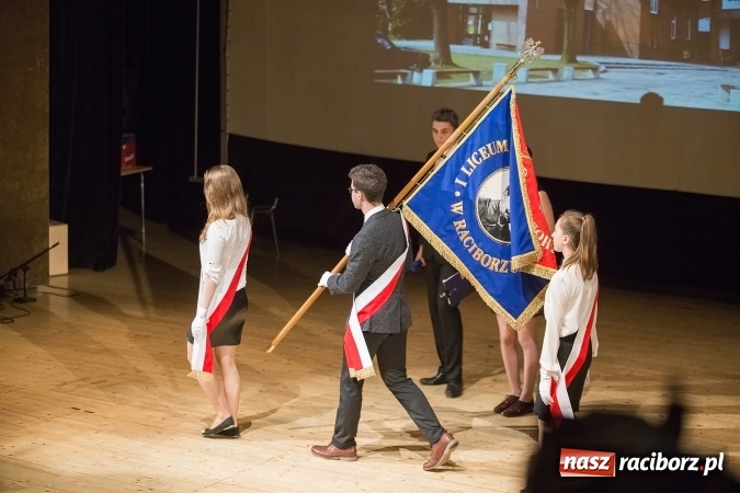 Zdjęcie w galerii na portalu naszraciborz.pl: Pożegnania nadszedł czas. Rozdanie świadectw maturzystom w I LO i Liceum Plastycznym wiadomości z regionu