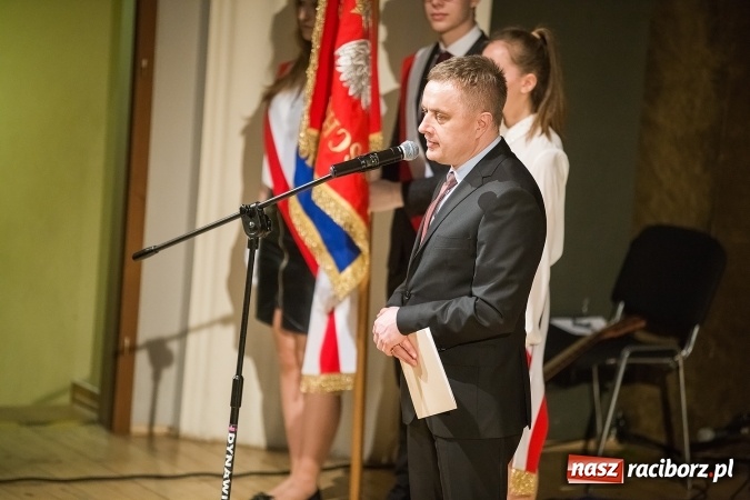 Zdjęcie w galerii na portalu naszraciborz.pl: Pożegnania nadszedł czas. Rozdanie świadectw maturzystom w I LO i Liceum Plastycznym wiadomości z regionu