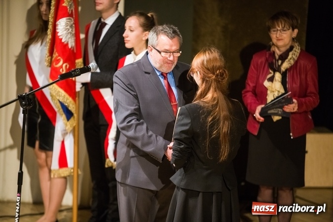 Zdjęcie w galerii na portalu naszraciborz.pl: Pożegnania nadszedł czas. Rozdanie świadectw maturzystom w I LO i Liceum Plastycznym wiadomości z regionu
