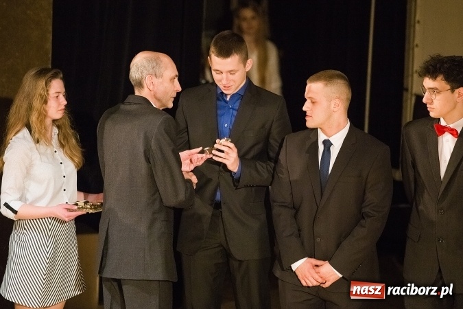 Zdjęcie w galerii na portalu naszraciborz.pl: Pożegnania nadszedł czas. Rozdanie świadectw maturzystom w I LO i Liceum Plastycznym wiadomości z regionu