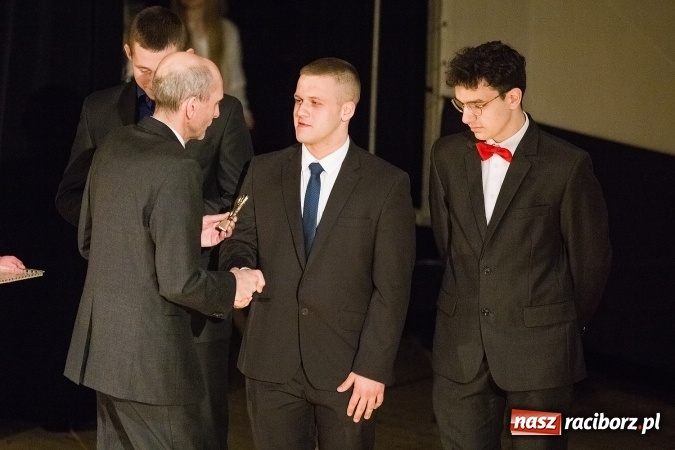 Zdjęcie w galerii na portalu naszraciborz.pl: Pożegnania nadszedł czas. Rozdanie świadectw maturzystom w I LO i Liceum Plastycznym wiadomości z regionu